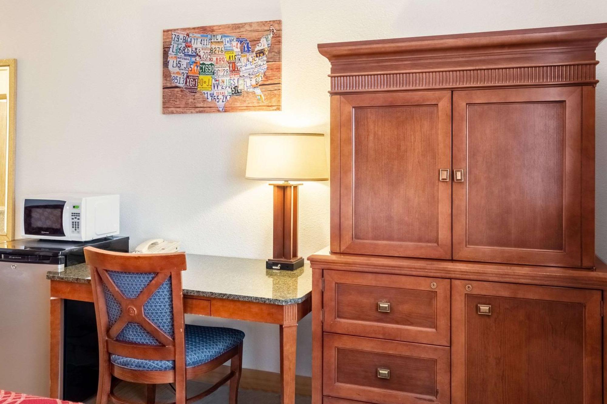 Econo Lodge Inn & Suites Madras Buitenkant foto