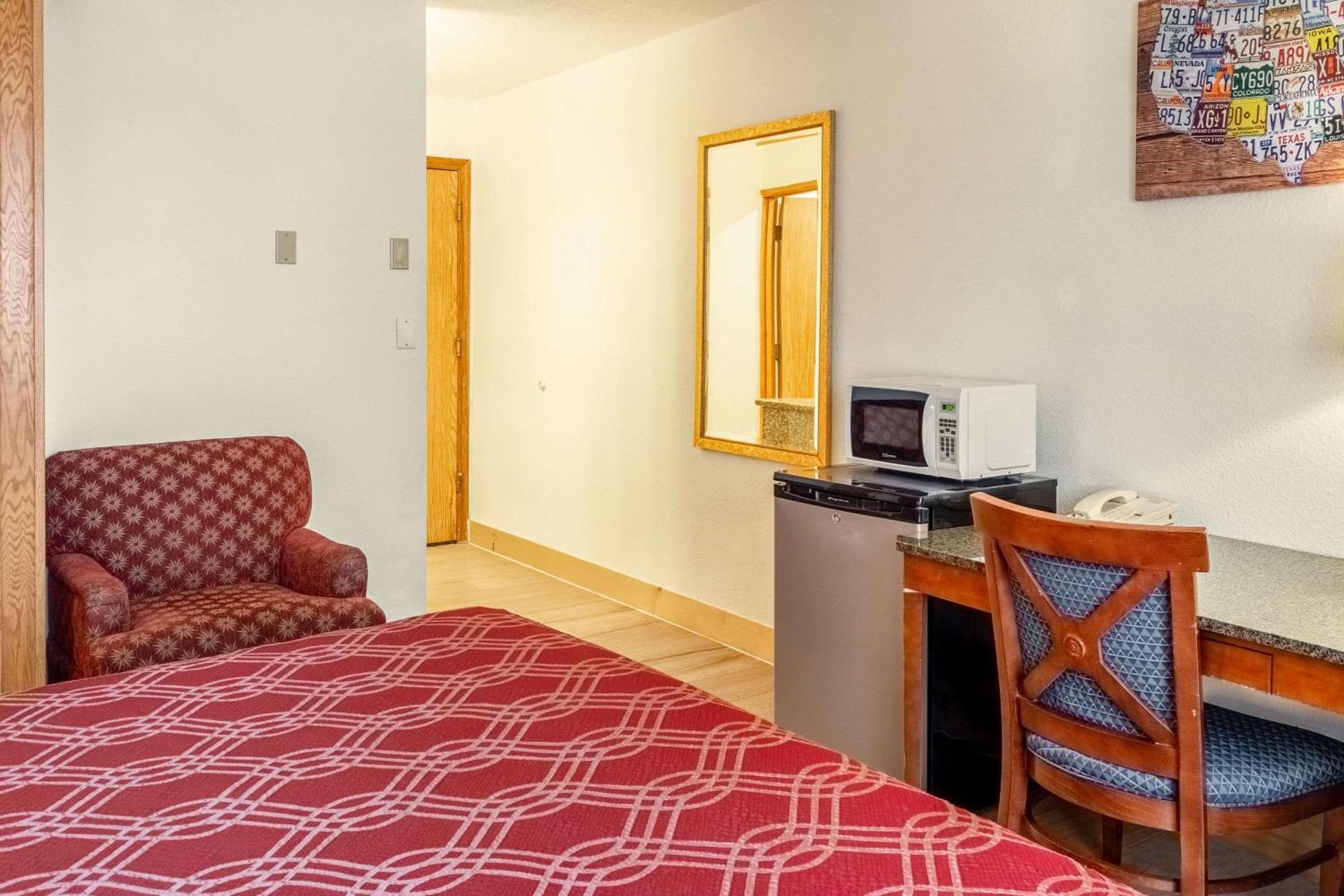 Econo Lodge Inn & Suites Madras Buitenkant foto